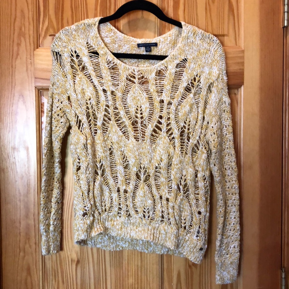 Asymmetric flowey sweater.